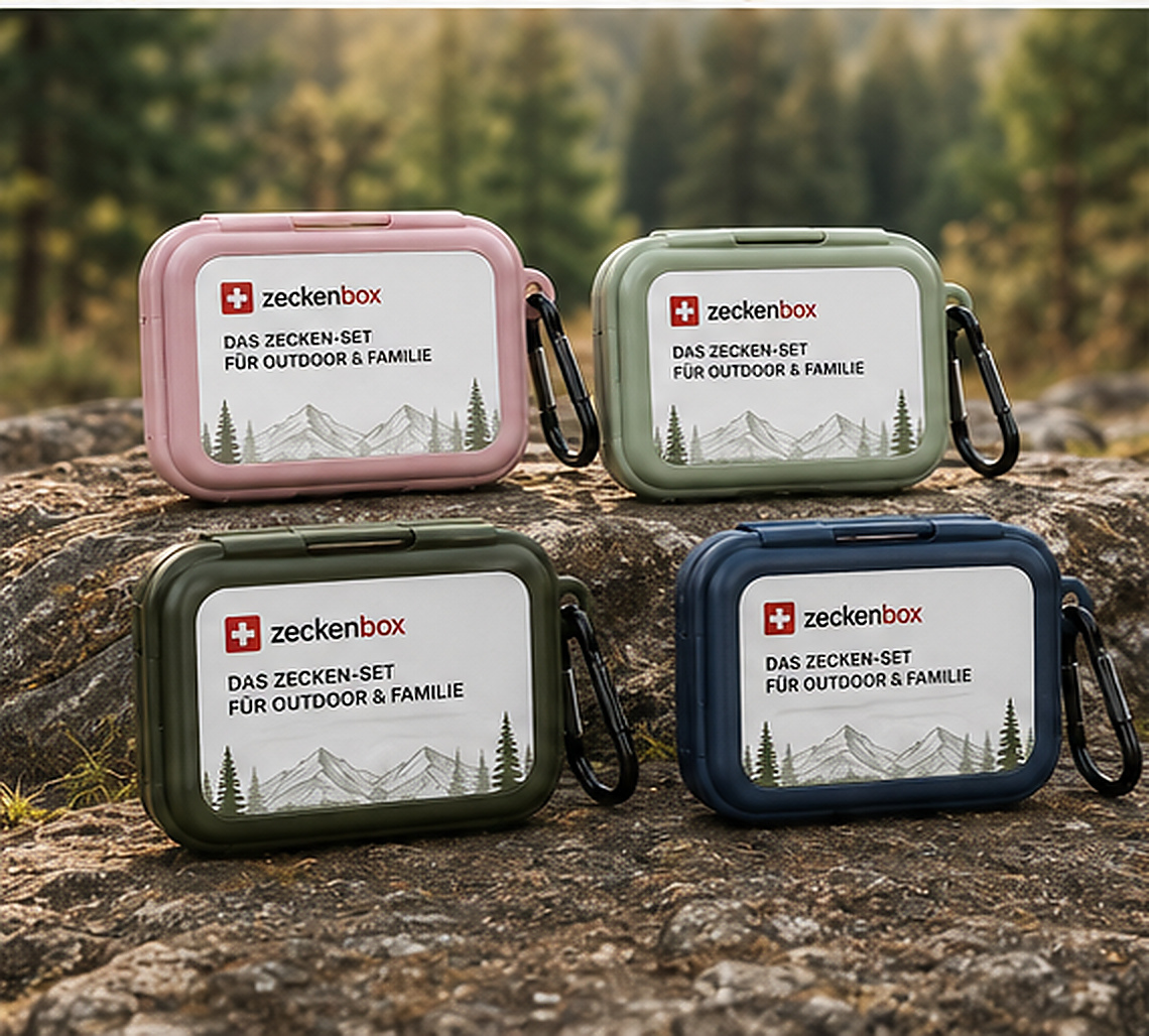ZeckenBox Outdoor in vier Farben — robuste Boxen mit Karabiner auf einem Fels im Wald